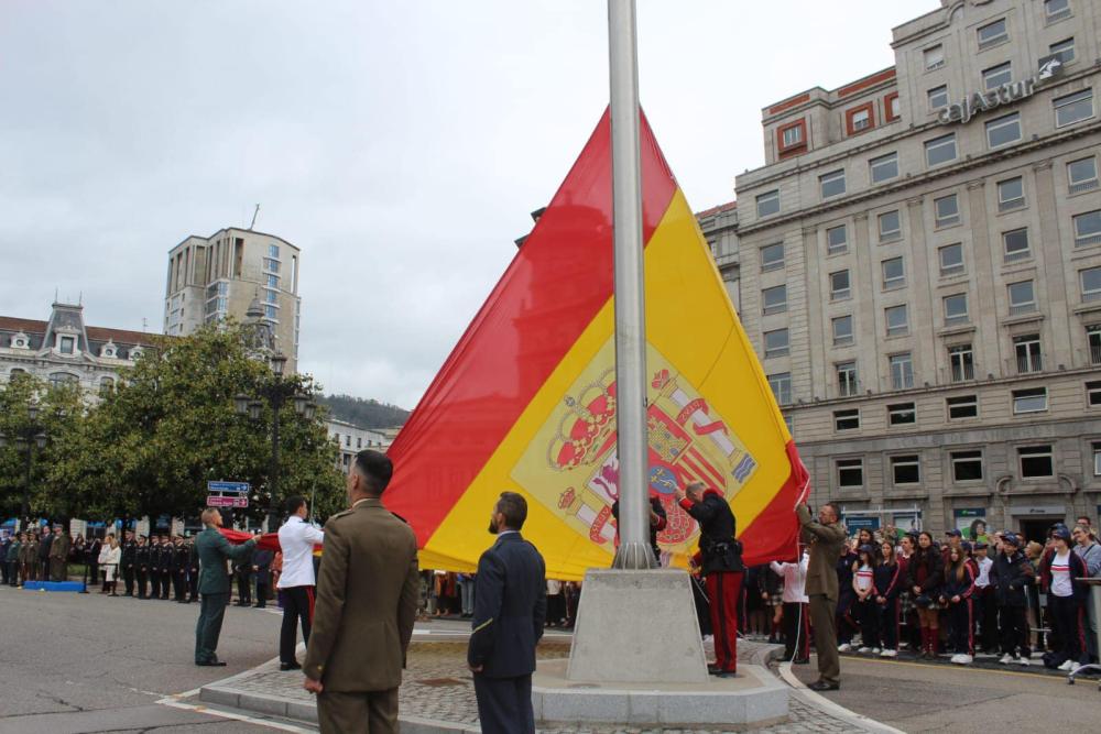 Imagen El izado solemne de la Bandera Nacional y la inauguración de la exposición estática de material militar en El Bombé abren el programa de actividades del Día de las Fuerzas Armadas en Oviedo