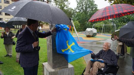 El alcalde de Oviedo inaugura un monolito en homenaje al Grupo Montañero San Claudio