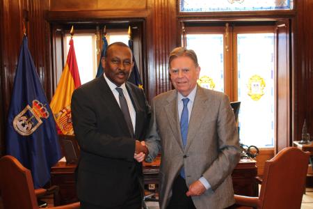 El Alcalde de Oviedo recibe al embajador de la República de Haití, Guy Lamothe