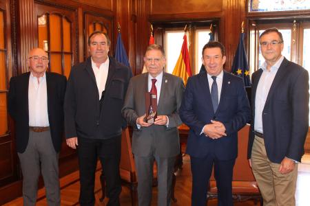 El Ayuntamiento de Oviedo recibe su undécima Escoba de Platino
